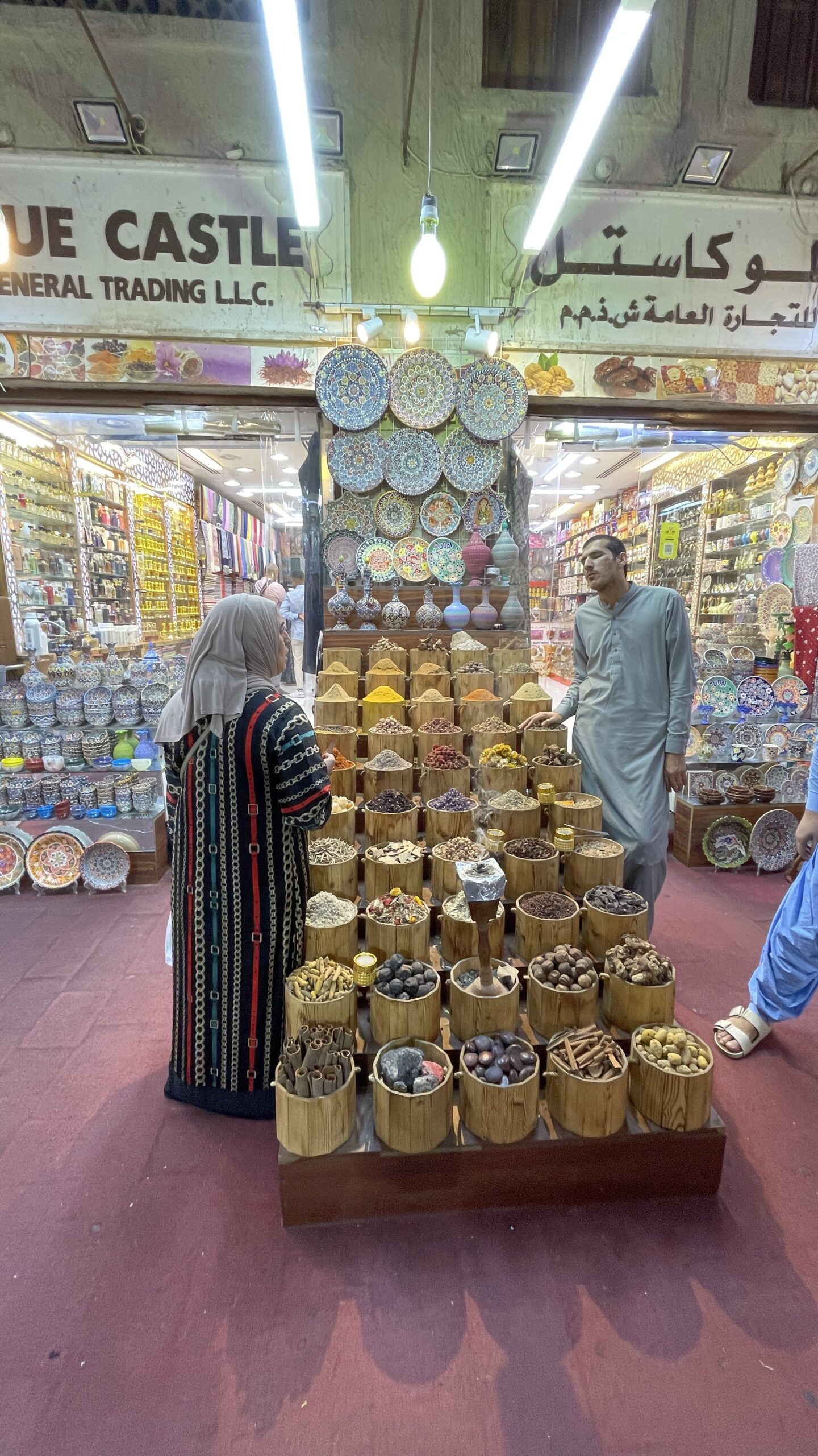 ドバイのスパイススークに並ぶ色とりどりのスパイス